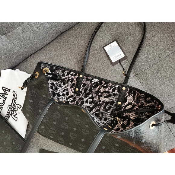 SOLD NWT MCM Signature Liz Reversible Tote Limited - Picture 4 of 14